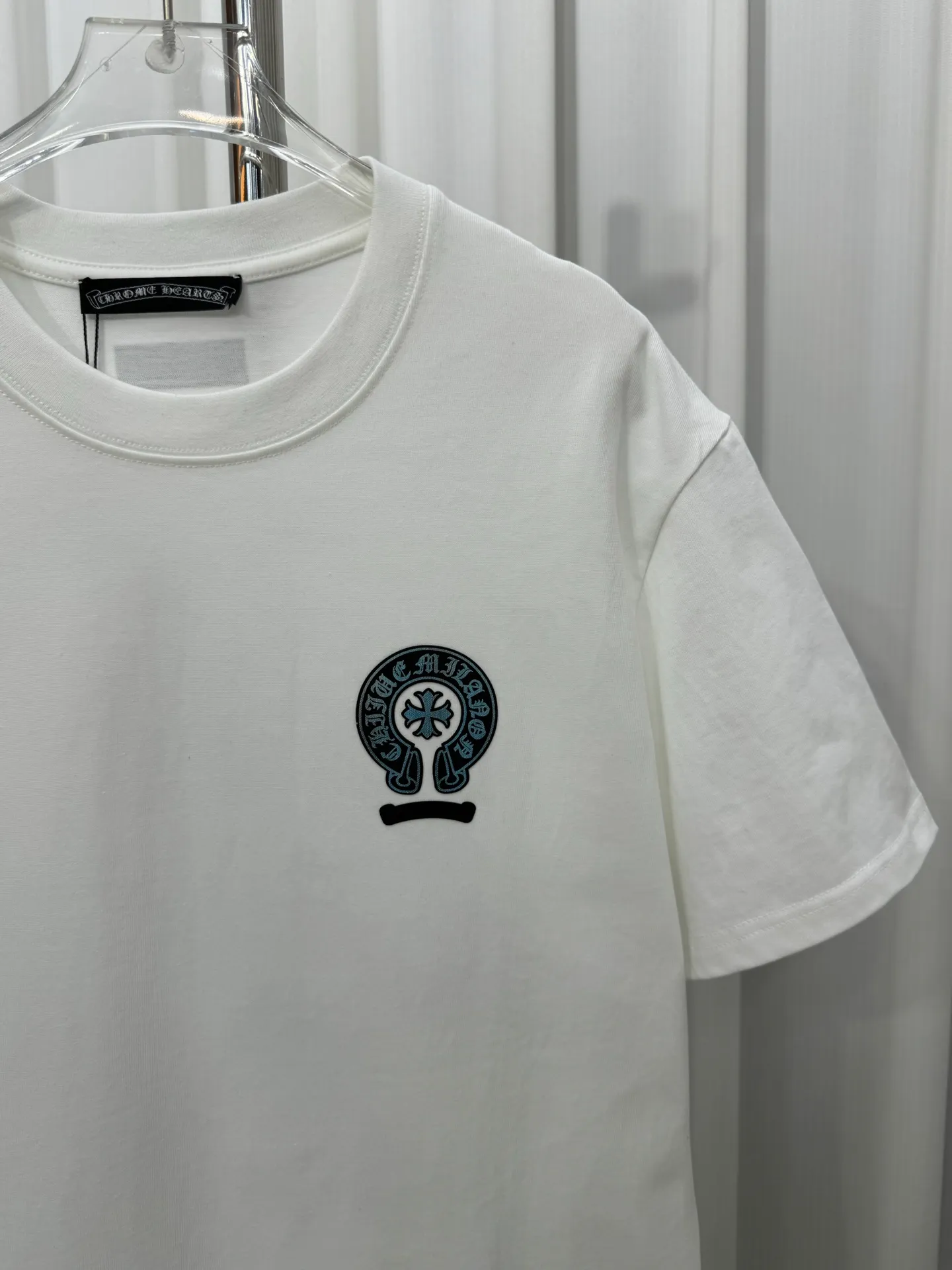 P180 Chrome Hearts unisex short-sleeved T-shirt, light luxury, customized cross logo stamp gradient process, 320g 100% double yarn pure cotton fabric, collar label, hangtag, main mark and three complete labels. Size: S M L XL